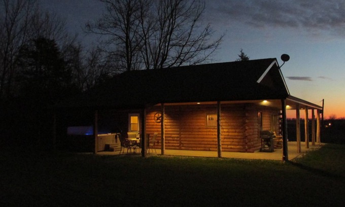 Buncombe Cabina | Aislado Alquiler de cabañas en el sur de Illinois Ruta del Vino, Jacuzzi privado
