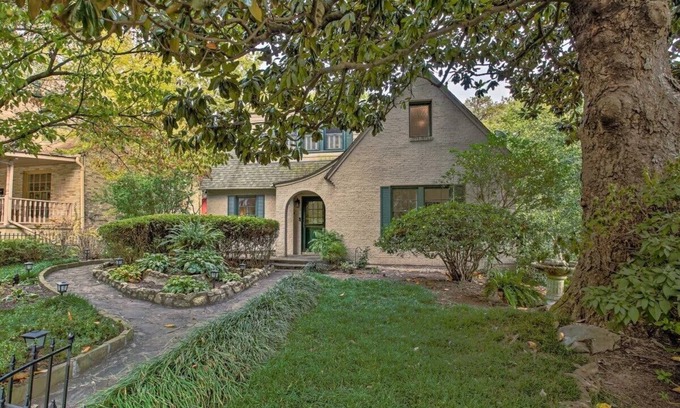 Hot Springs Casa | Secluded Retreat with Pool, King Beds in a Historic District, 2 mi from Oaklawn!