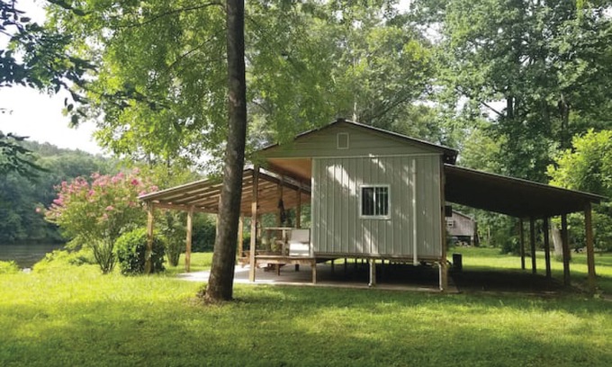 Newell Cabina | Secluded Riverfront Cabin Oasis