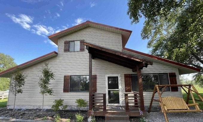 St. Anthony Otro | Secluded Riverside Farmhouse - overlooks the Snake River.