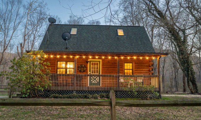 Rockbridge Cabina | Secluded Creekside Getaway/Private/Heart of Hocking Hills/Hot Tub/FirePit