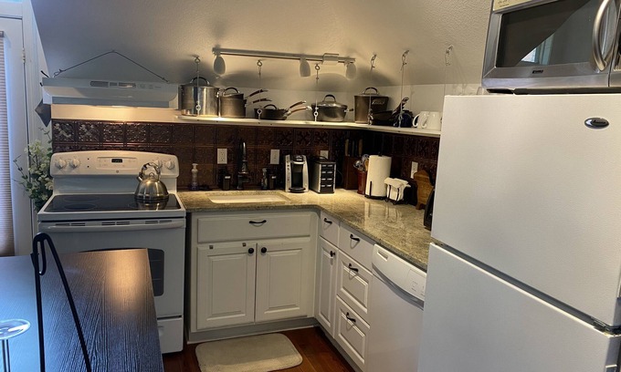 Central Hyde Park Apartamento | Secluded Romantic Carriage House - pets welcome!