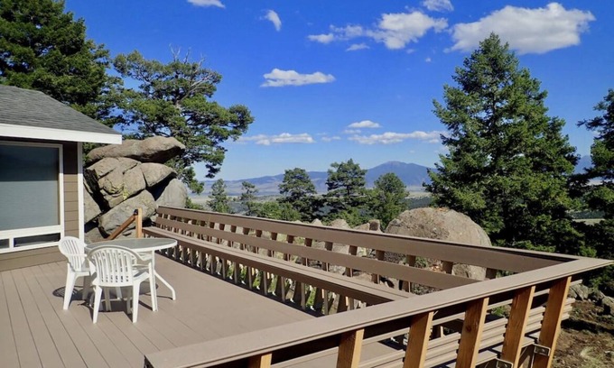 Whitehall Casa | Secluded-Romantic-Hot Tub-Mountain Top Retreat-Solar Grid-Tie
