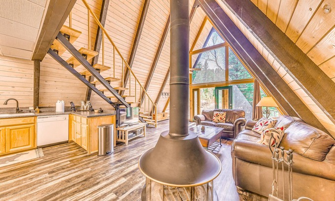 Ruidoso Cabina | ¡NUEVO! ¡Cabina aislada de Ruidoso con bañera de hidromasaje y chimenea!