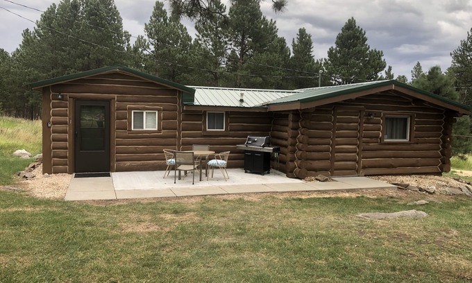 Custer Cabina | Secluded, Rustic Log Cabin located in the Heart of the Black Hills near Custer