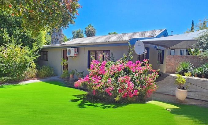 Oudtshoorn Cabaña | Secluded Self Gatering Garden Cottage with own private entrance and yard
