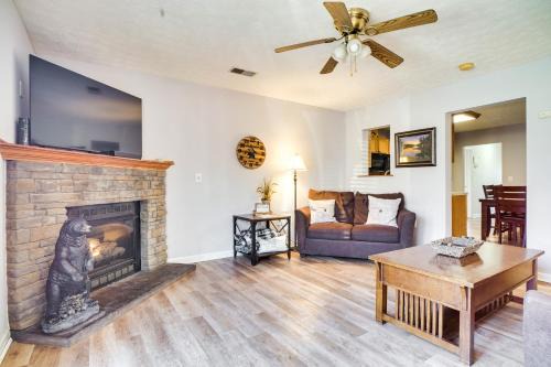 Sevierville Apartamento | Secluded Sevierville Condo with Hot Tub and Mtn Views!