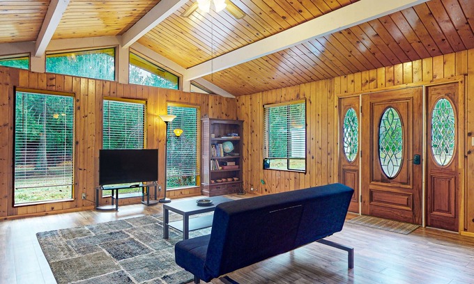 Bellingham Casa | Secluded, single-level getaway with a large yard, gas fireplace, & washer/dryer