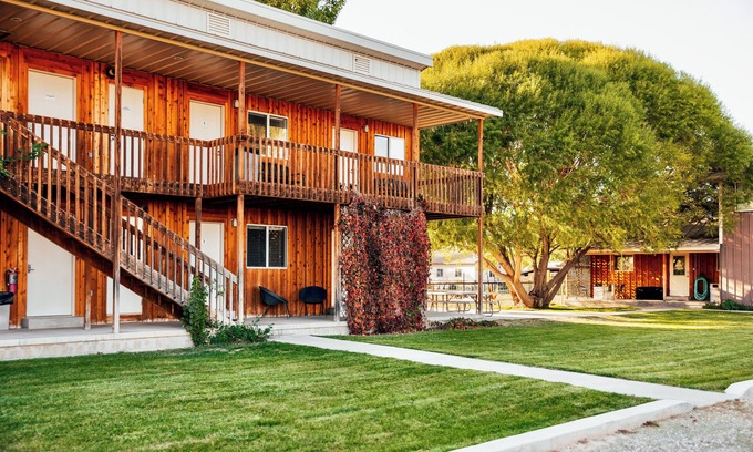 Jensen Casa | Secluded South Getaway Sleeps 43+ Clubhouse, Reunions, Dinosaur Quarry nearby