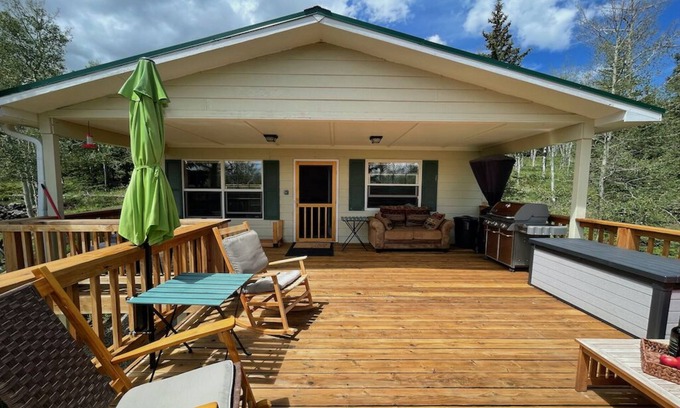 Michigan Hill Cabina | Secluded South Park Cabin - Amazing deck & views!