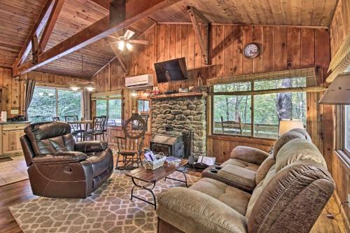 Hood Casa | Secluded Stanardsville Cabin with 10 Acres and Hot Tub