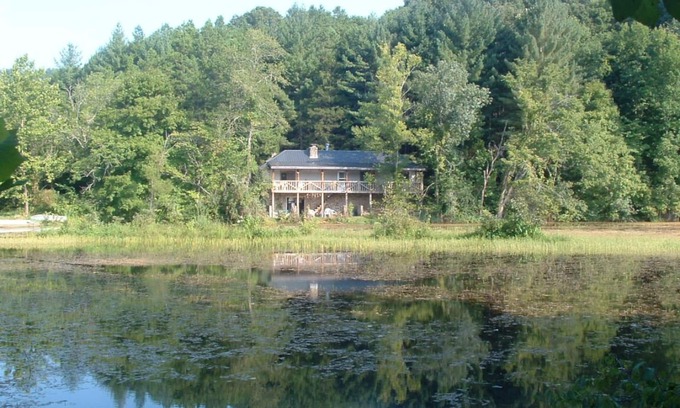 Salem Casa | Casa de piedra aislada con una terraza de 50 'con vistas al lago Beaver en la granja de hongos.