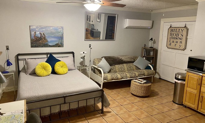 Fairgrounds Apartamento | Estudio aislado a lo largo de Esplanade Ridge en un vecindario tranquilo y muy seguro.