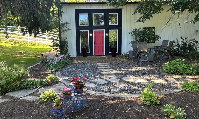 Iowa City Apartamento | Secluded studio getaway- only 4 miles from Downtown Iowa City