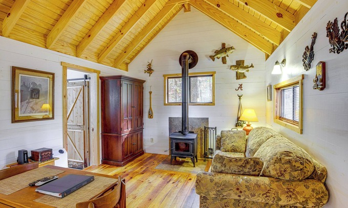 Tallassee Apartamento | Secluded Tallassee Cabin w/ Fire Pit & Porch!