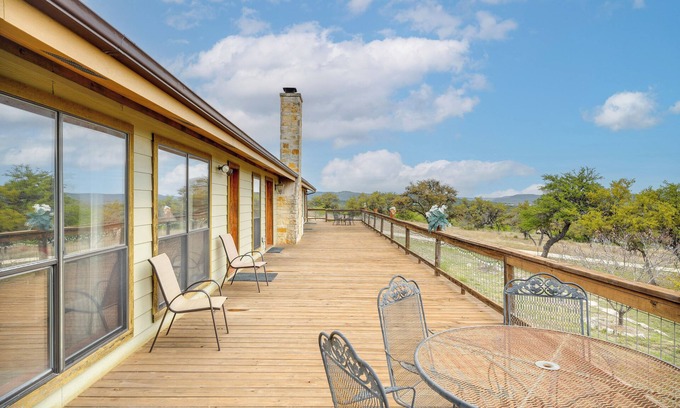 Medina Casa | Secluded Texas Hill Country Vacation Rental - Deck
