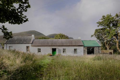 Ballyliffin Casa | Secluded Thatched Cottage, near beaches & hill walking