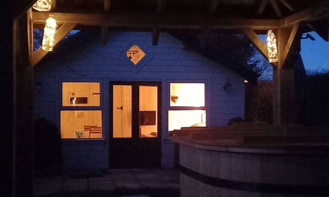 Stockton-on-Tees Cabina | Secluded timber cabin with private garden and wood fired hot tub.