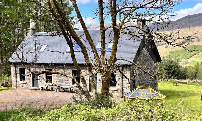 Killin Cabaña | Secluded traditional and stylish detached cottage set in a National Park