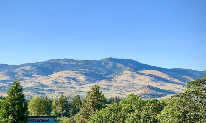 Ashland Casa | Secluded Treetop Feeling, Spectacular Views! 3 Miles to Downtown Ashland