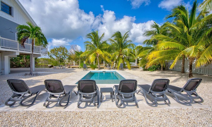 Doctor's Arm Casa | Secluded Tropical Retreat: 60' Dock, Large Pool, World-Class Fishing & Lobster
