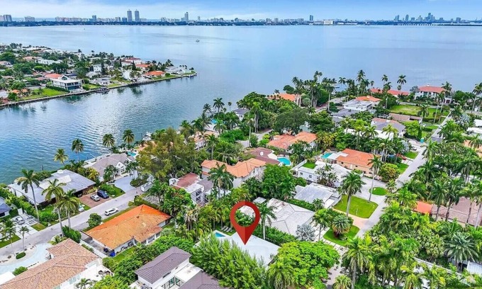 North Bay Village Casa | Secluded Villa | 3 bedrooms | Heated Pool