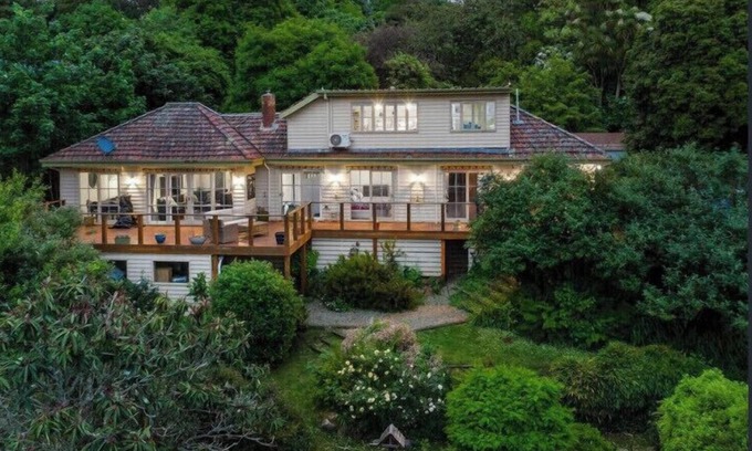 Mount Dandenong Casa | Secluded Villa with Lush Gardens, Spa & Fireplace