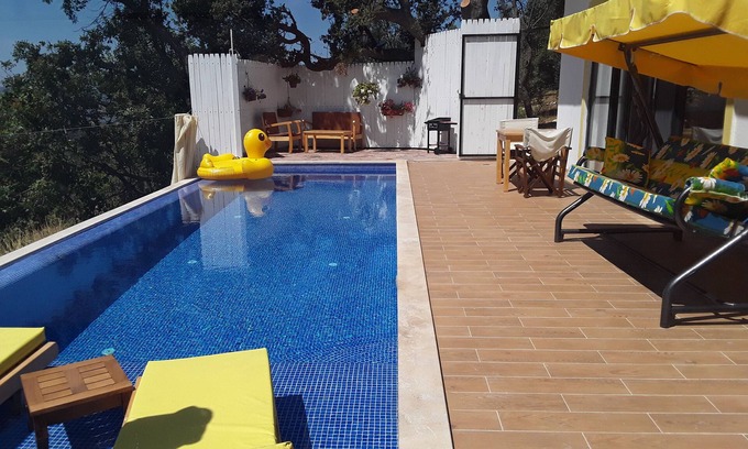 Uzumlu Villa | Villa aislada con piscina interior y exterior propia y vistas a la montaña.