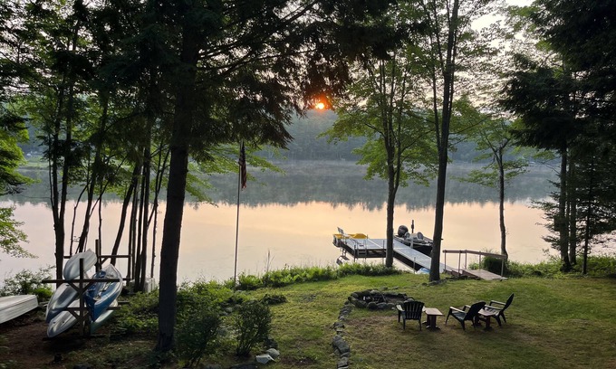 Norway Cabina | Secluded Waterfront Cabin on North Pond. 30 Minutes to Skiing.