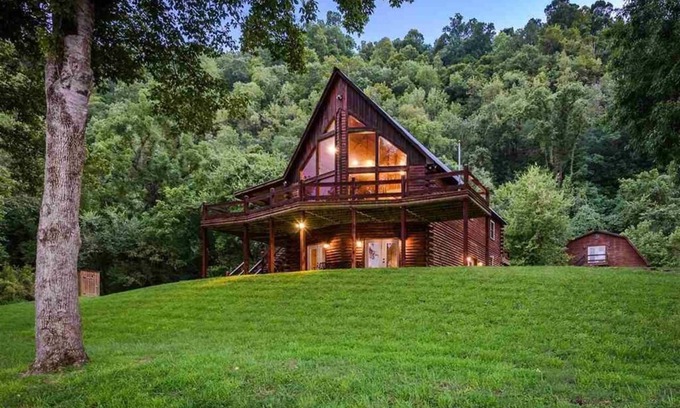 Norfork Cabina | SECLUDED WHITE RIVERFRONT CABIN -SLEEPS 2-10, GREAT FAMILY & FISHERMEN GETAWAY