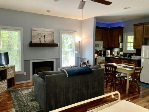 Elkin Casa | Secluded Woodland Cabin Rental with Hot Tub in Yadkin Valley Wine Region