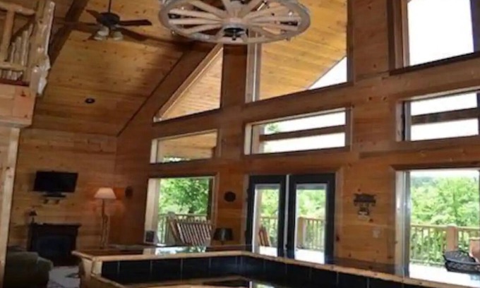 Broken Bow Cabina | Seclusion! Whispering River Cabin near Broken Bow