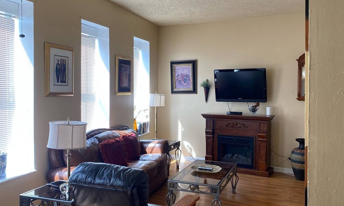 Soulard Apartamento | Second Floor Apartment 1 block from Lafayette Park