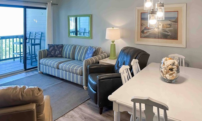 Atlantic Beach Condominio | Second-Floor Condo in Oceanfront Location w/Shared Pool, Free WiFi, Water Views