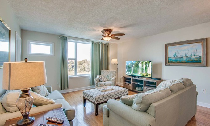 Folly Beach Villa | Condominio en el segundo piso con vista al río y acceso a una piscina comunitaria