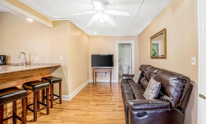 Hammondsport Condominio | Second floor condo near Keuka Lake with city view, partial AC, and fast WiFi