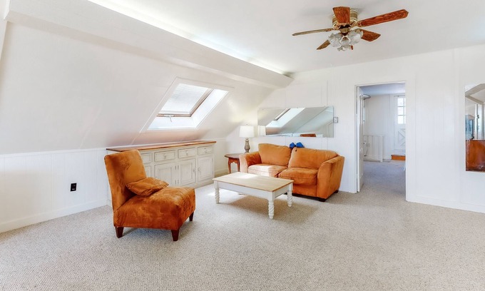 Provincetown Condominio | Second Floor Condo with Ocean View, High-Speed WiFi, & Rooftop Deck!