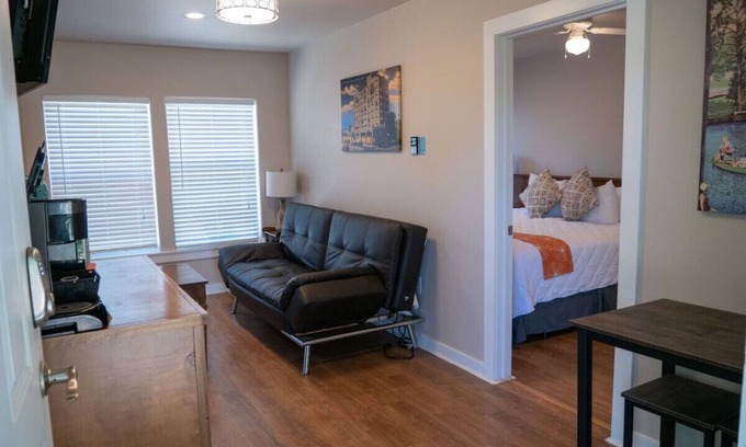 Kerrville Cabina | Second Story River View Deluxe King Suite #7