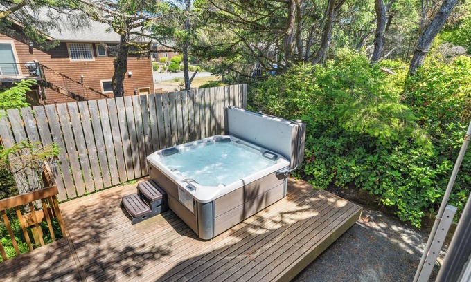 Manzanita Casa | Second Wind MCA#187Hot tub,1/4 block to beach access, Dogs OK, Gas Fireplace