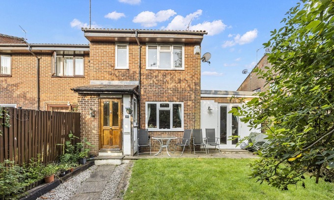 Broadbridge Heath Casa | Secret Garden House with Free Parking By My Getaways