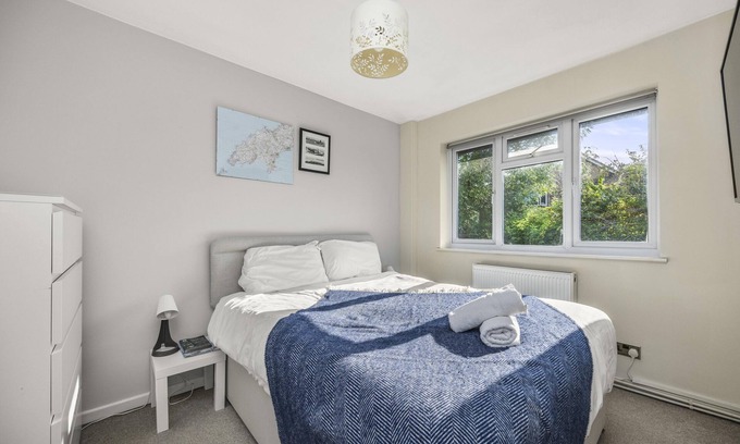 Broadbridge Heath Casa | Secret Garden with Free Parking