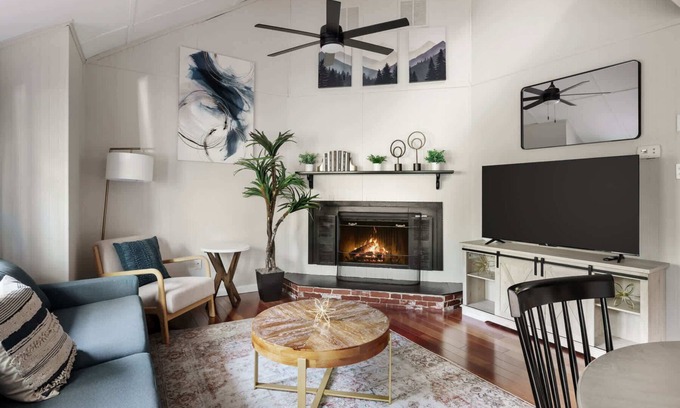 Ridgeway Cabina | Secret Gardens, Fireplace, Deck & Dog-Friendly