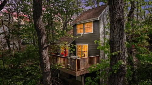 Ridgeway Casa | Secret Gardens Fireplace Deck & Dog-Friendly