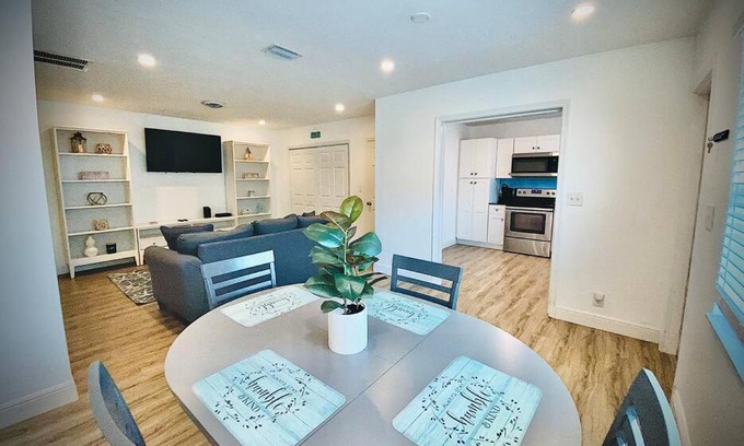 Deerfield Beach Apartamento | Secret Serenity! Roomy! Pool! 5 min from Beach!