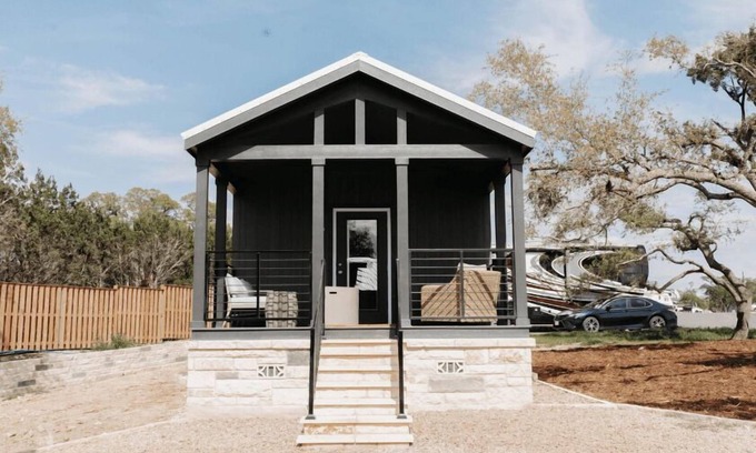 Wimberley Cabina | Secretariat Cabin - Cabin sleeps up to 4 people. Pet friendly.