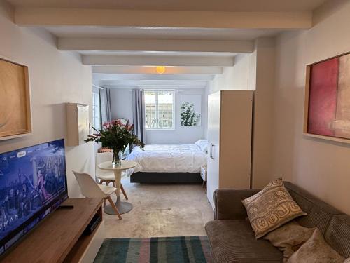 Claremont Apartamento | Secure & Central, Modern Flatlet