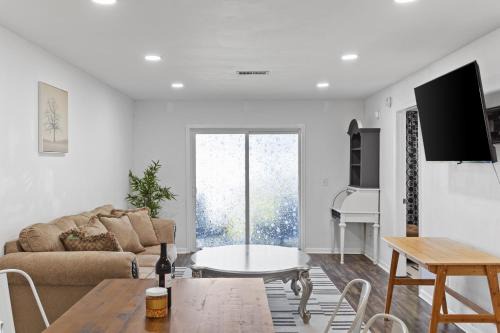 Wilmington Apartamento | Secure Haven with Top Amenities