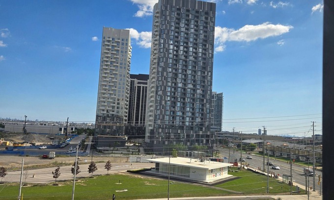 Vaughan Condominio | Secured Gated Estate