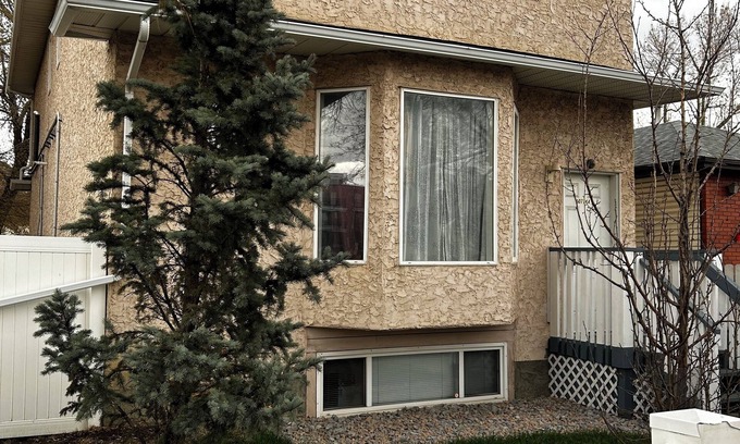 North Central Edmonton Casa | Secured Private Queen Bedroom with Desk & Attached Toilet in Downtown Edmonton.