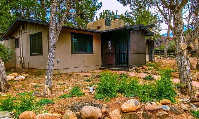 Sedona Cabina | Sedona Perfect! Charming Guest House on 5 Acre Gated Estate boardering Oak Creek
